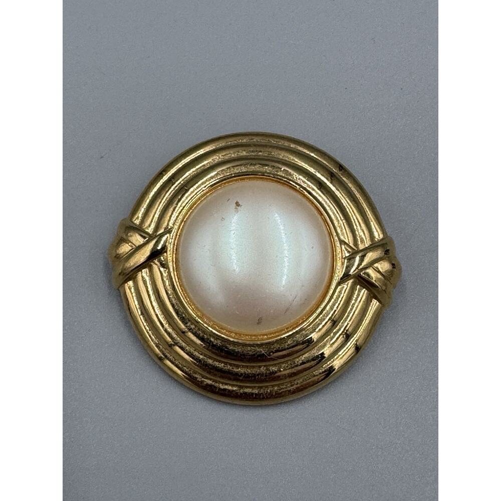 Vintage Signed MONET Gold Colored Round W/ Faux Pearl In Middle Brooch